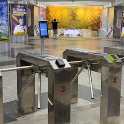 Ab hier geht's nur mit Ticket weiter. Eine Einzelfahrt kostete 3000 Som (= 21 Cent).
