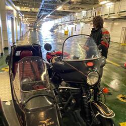 Wir durften als erstes Fahrzeug auf die Fähre fahren. Alle Einweiserinnen haben geklatscht🤣