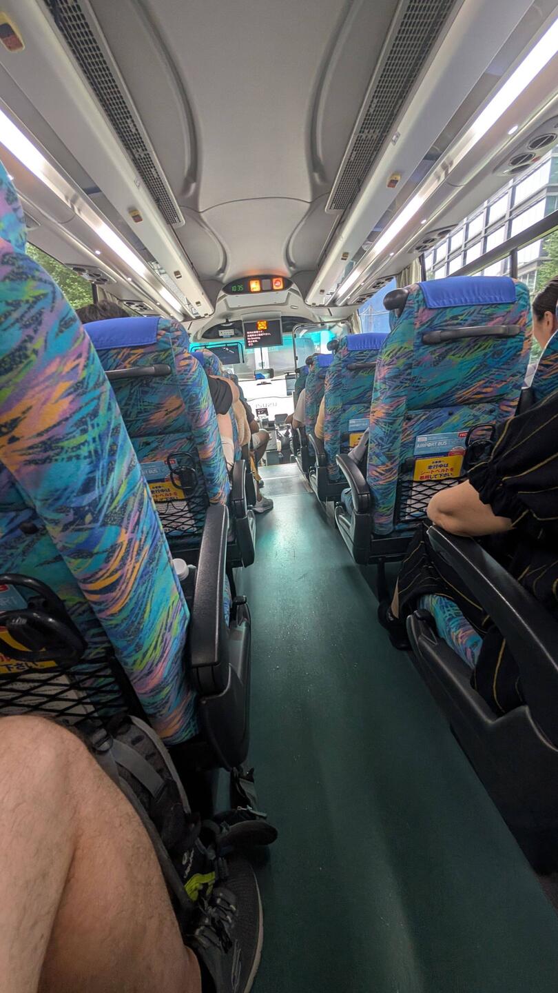 Los ging es mit dem Bus