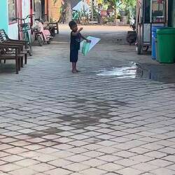 Kind in der Nebenstraße unseres Hotel