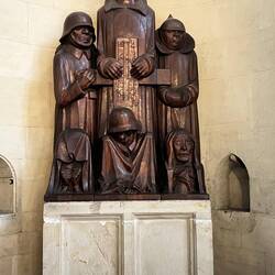 Mahnmal des Krieges von Ernst Barlach im Magdeburger Dom