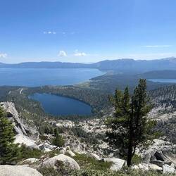 ... Später ohne. Trotzdem ist der Gipfel nicht zu verfehlen.