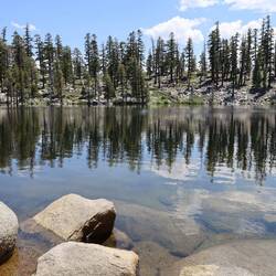 Spiegelglatt und klar