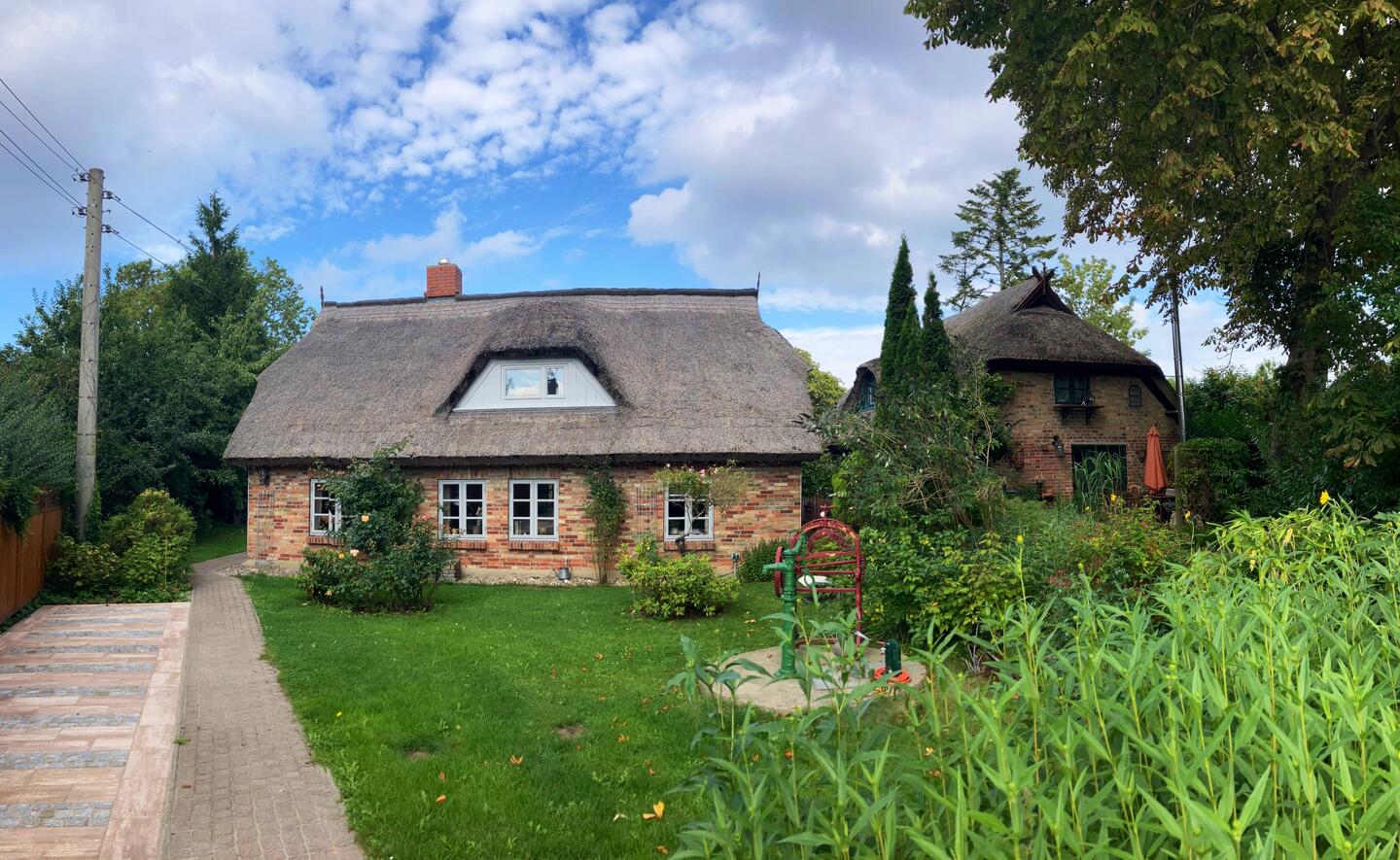 An beschaulichen, reetbedeckten Häusern...