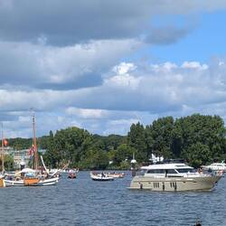 Sail nur waschecht mit Luxusyacht dazwischen!
