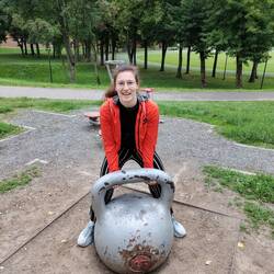 Julia versucht die 1t Hantel hochzuheben