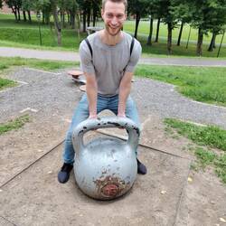 Paul schafft es auch nicht die Hantel hochzuheben