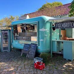 Der Hunger treibt uns zum Fischbrötchen