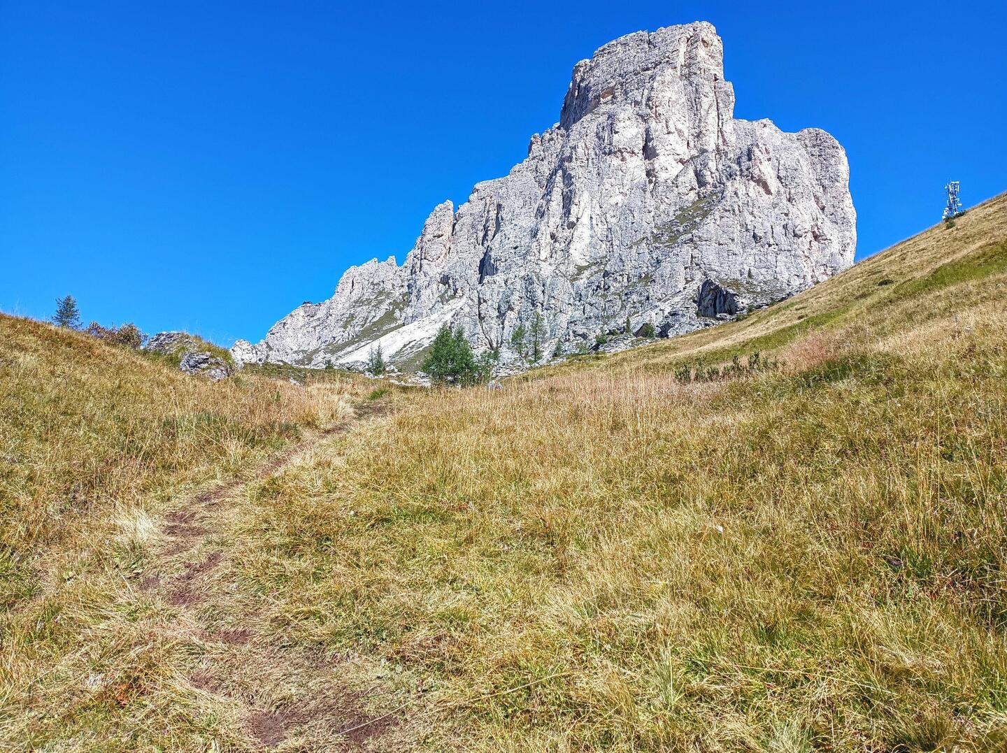 Als je helemaal links boven op de berg kijkt, zie je Rifugio Nivolau