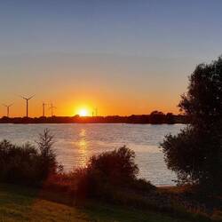 Sonnenuntergang an der Elbe