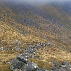 Die Mauer entlang der Forcan Ridge