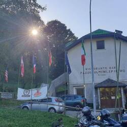 Die Abendsonne neben dem Restaurant