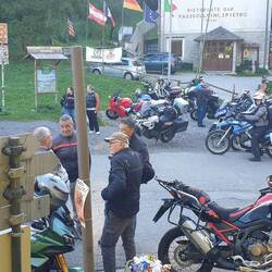 Haufen Motorräder auf der kleinen Passstraße