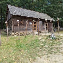 A tu maski wykorzystywane w tradycyjnych obrzędach pogrzebowych, do odpędzania złych mocy