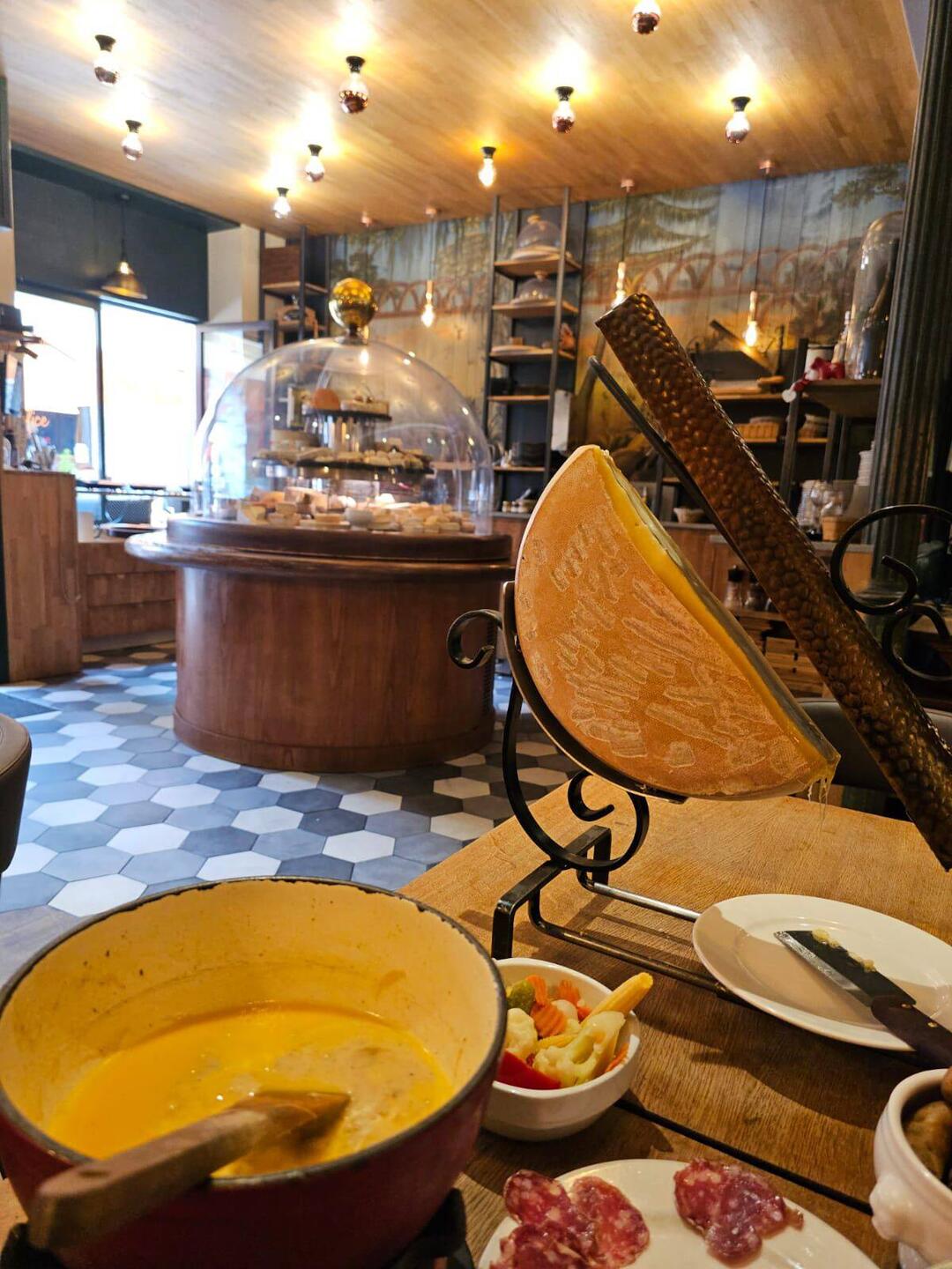 Bien arrivés en France: direction raclette 😁. La boucle est bouclée !!!