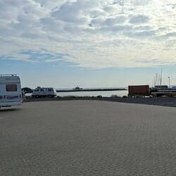 Keine Ahnung wo das Militarschiff plötzlich herkam, aber es sah so aus, als wenn es...