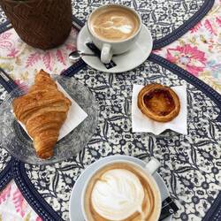 First stop of the day; cafe con leche croissant 🥐 & pastel de nata also known as Portuguese tart 😋