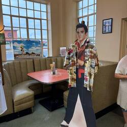 Hier sass mal Elvis