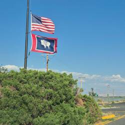 Seit Tagen halbmast geflagt, vermutlich wegen des Massakers an der Sonntagsschule