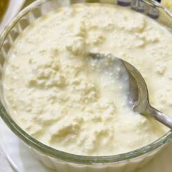 Süßer körniger Frischkäse