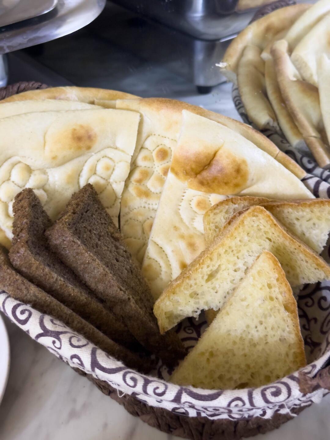 Diverse Brotsorten. Das dunkle Brot ist ungewohnt: Leicht süßlich mit einer Note von Lebkuchen.