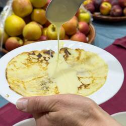 Pfannkuchen mit gesüßter Kondensmilch