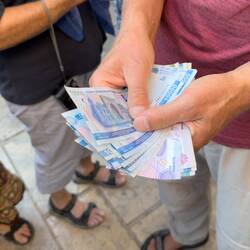 An die großen Summen der Währung haben wir uns nur schwer gewöhnt.