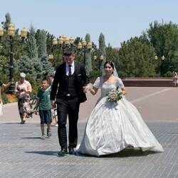 Der Sommer ist Hochzeitssaison: Ein usbekisches Brautpaar in Samarkand.