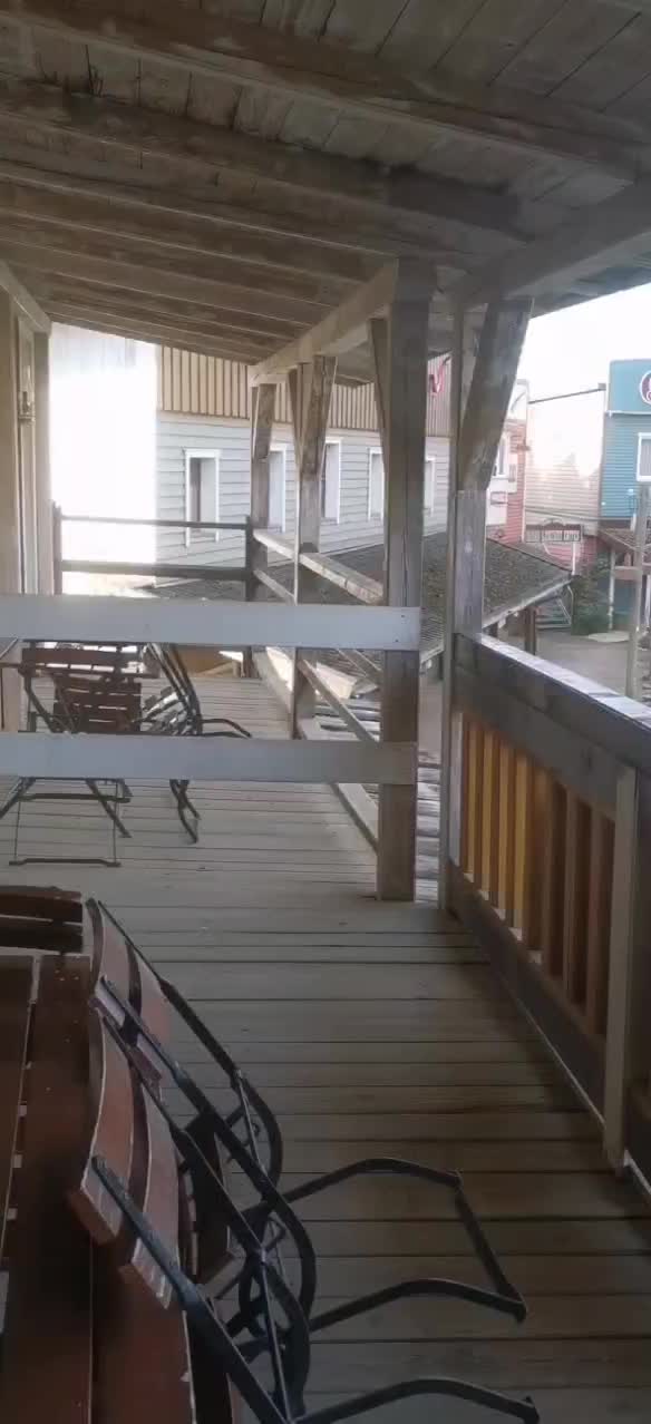 Blick von unserem Balkon aus auf die Mainstreet nur eine Person läuft umher