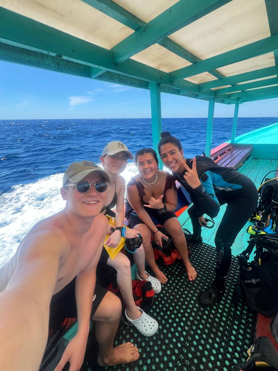 Elena, kira , charlotte v.r.n.l.