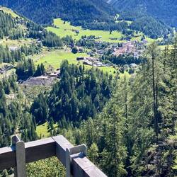 Hoch über der Schlucht - Blick zurück nach Bergün ...