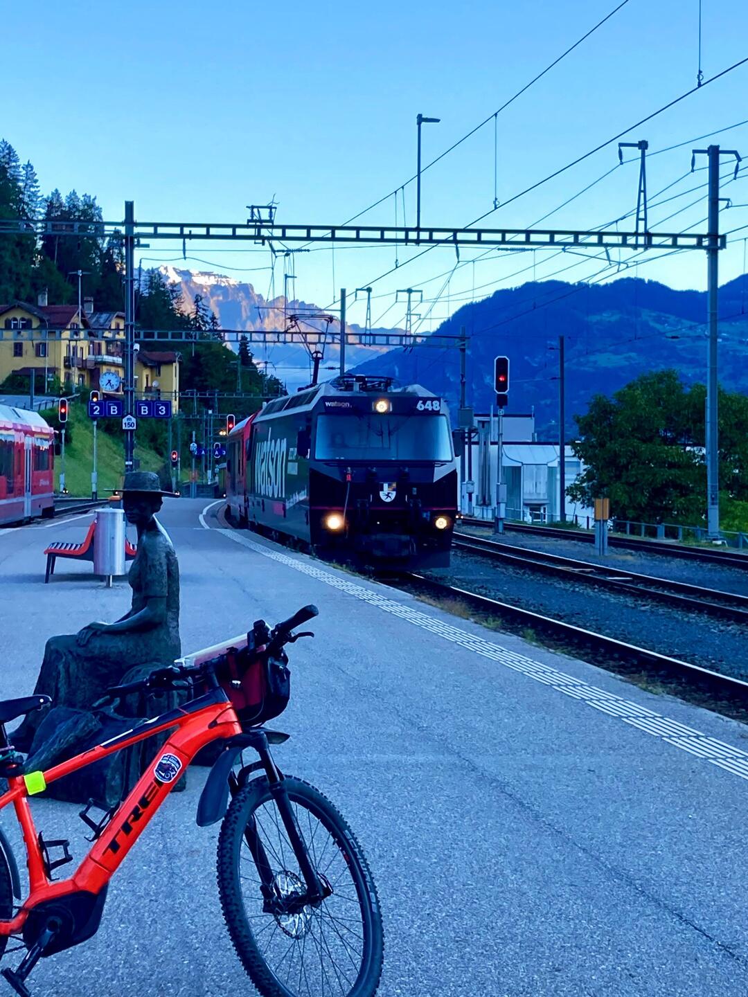 Thusis - der erste Zug nach St. Moritz trifft ein