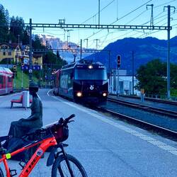 Thusis - der erste Zug nach St. Moritz trifft ein