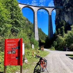 Landwasserviadukt - von der Brücke direkt in den Tunnel und umgekehrt