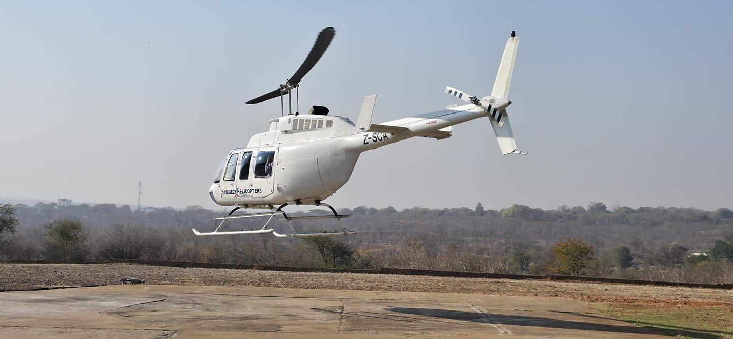 Mit diesem Hubschrauber ging es heute für 22 Minuten per Rundflug über die Victoria Wasserfälle.