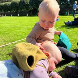 Eine Spielkameradin bei der Falkenshow