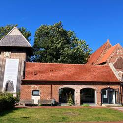 Hölzerner Glockenturm mit offenem "Schwalengang" nach dän. Bauart