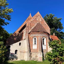 Auf dem Weg nach Schaprode: Kirchentour. Altenkirchen, älteste Dorfkirche Rügens