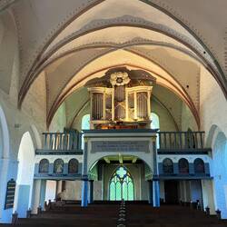 von dänischen Mönchen auf slawischem Begräbnisplatz E 12. Jh. gebaut