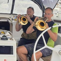 Was manche Leute auf dem Segelboot dabeihaben..