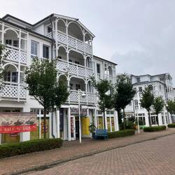 Sellin, Hauptstrasse zur Seebrücke. Mondän und teuer