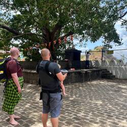 Man beachte den 🐒 Jäger