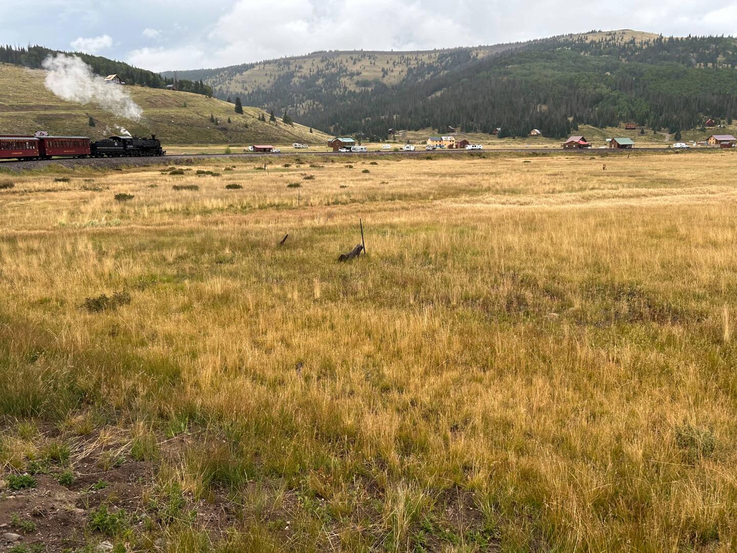 Descending the Los Pinos curve past private seasonal residences of hikers, hunters, and fishers