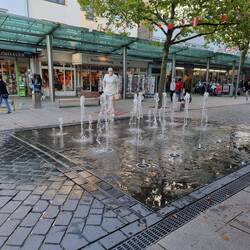 Immerhin zieht sie den Rock hoch