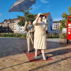 Na, an wen erinnert mich das? Und wer schaut so neckisch hinter ihr vor?