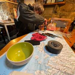 Natürlich musste die Zündspule draußen im Regen wieder eingebaut werden..