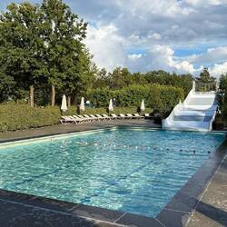 Nebst einem Outfoorpool gibts noch ein Innenschwimmbad