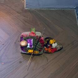 Offrande pour les esprits devant chaque maison/magasin