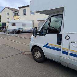 Hätte Brenda eine Anhängerkupplung, wäre der Bürstner-Wohnwagen von dem Nachbar das perfekte Match.