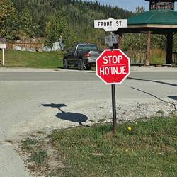 In Dawson sind alle öffentlichen Schilder 2-sprachig